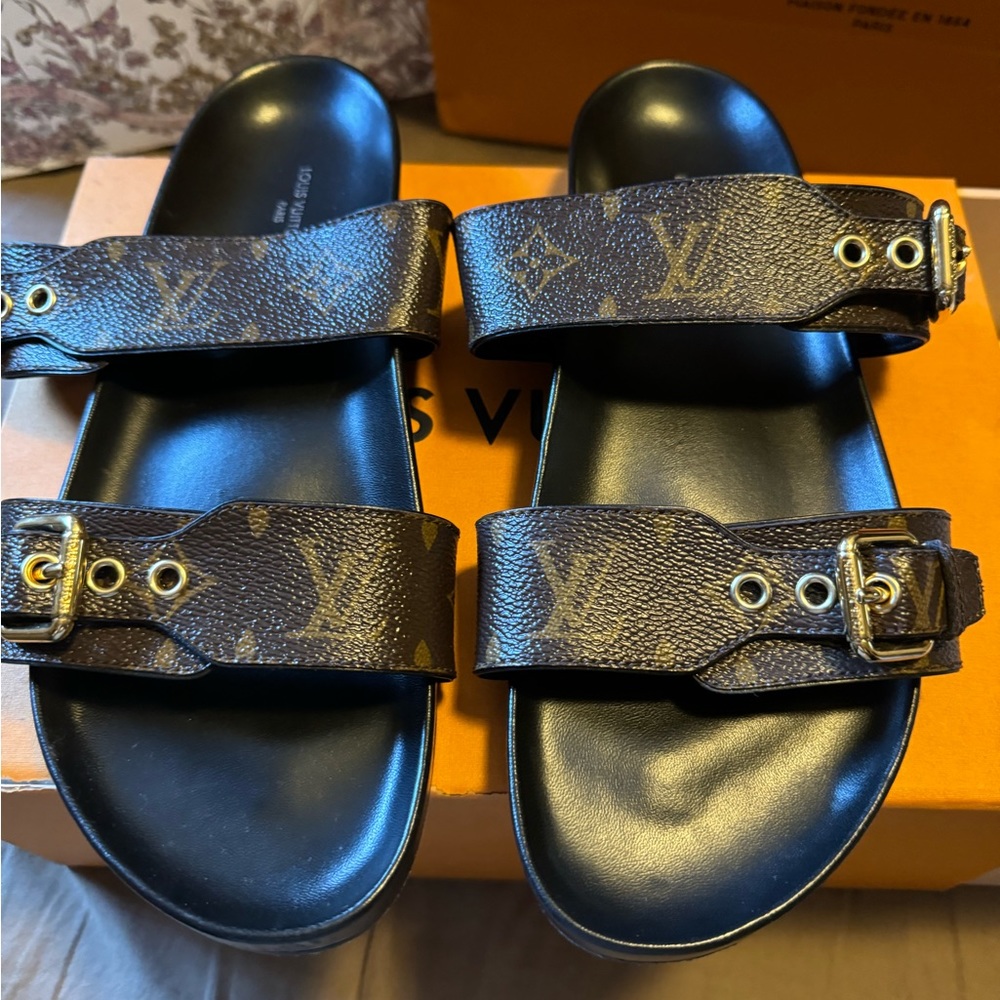 Lv AUTHENTIC bom dia flats